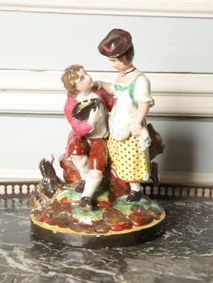 une figurine représentant deux personnes assises sur une table