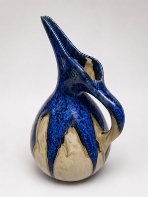 un vase bleu et or orné d'un oiseau