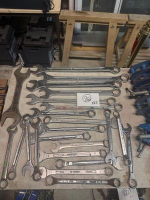 plein de clés sur une table dans un garage