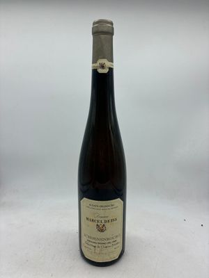 la bouteille de vin est posée sur la table, prête à être consommée