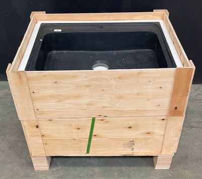 une boîte en bois contenant un réservoir noir