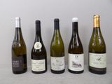 plusieurs bouteilles de vin sont alignées sur une table