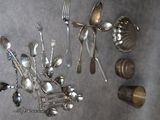 des cuillères, des fourchettes et des cuillères-cuillères en argent disposées sur une table