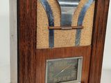 une radio à l'ancienne posée sur une table en bois