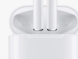 un apple airpods avec étui de chargement sur fond blanc