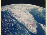 une image représentant une photo de la Terre prise depuis la Station spatiale internationale