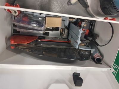 une photo de l'intérieur d'un réfrigérateur contenant des outils