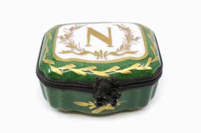 une boîte verte et dorée sur laquelle figure la lettre « n »