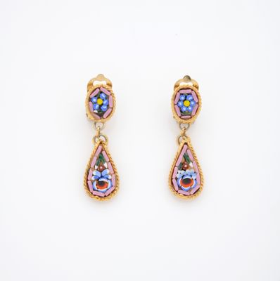 une paire de boucles d'oreilles roses et bleues sur fond blanc