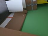 une boîte en carton posée sur le sol à côté d'une boîte en carton