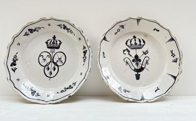 paire d'assiettes noir et blanc avec une couronne et une couronne sur les assiettes