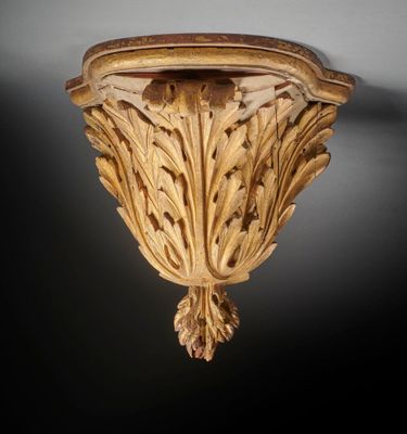 Console En bois laqué et doré à décor de feuillage - Photo 1