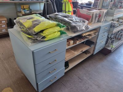 de nombreux articles posés sur une table dans un magasin