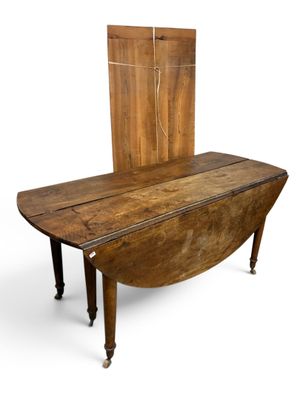 une table en bois sur laquelle est posé un petit plateau rabattable