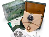 une photo d'une montre Rolex dans son coffret, avec son contenu