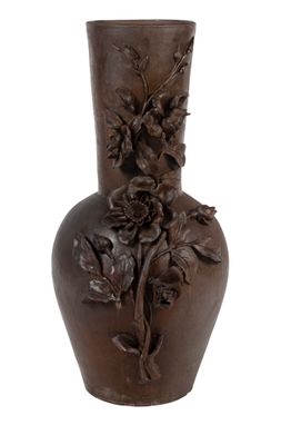 un vase marron orné de fleurs sur fond blanc