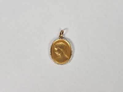 gros plan d'une pièce d'or portant un visage de femme