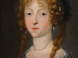 portrait d'une jeune fille en robe noire, avec des tresses