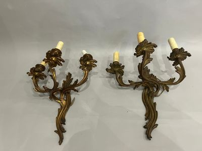 paire d'appliques murales anciennes en laiton avec fleurs et feuilles