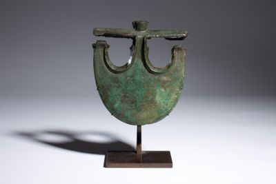 TÊTE DE HACHE FENESTREE Bonze à patine verte avec présence d…