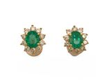 une image d'une paire de boucles d'oreilles en émeraude et diamant
