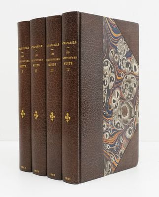 trois livres sont empilés sur une surface blanche