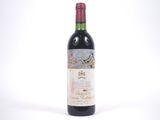 une bouteille de vin rouge posée sur une table blanche
