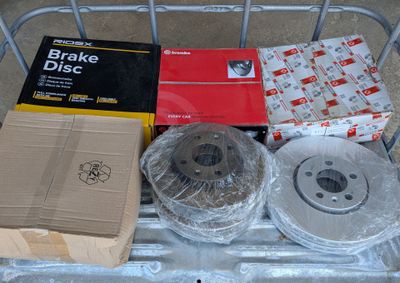 un chariot avec un carton de disques de frein et un carton de ruban adhésif
