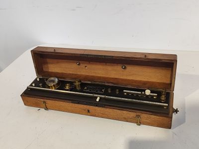 une boîte en bois contenant une horloge, posée sur une table