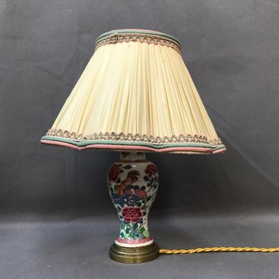 une image représentant une lampe munie d'un abat-jour