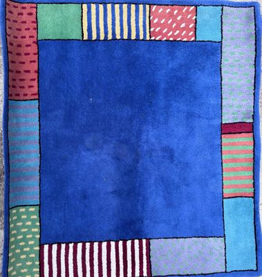 une image représentant un tapis en patchwork coloré sur fond bleu