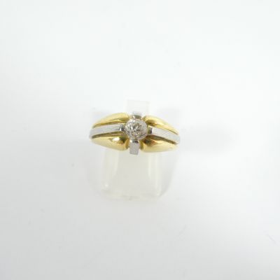 un gros plan d'une bague en or et en argent sertie d'un diamant