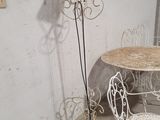 a table and chairs in the corner of a room