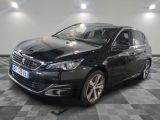 la voiture noire est garée sur un sol en damier dans le garage