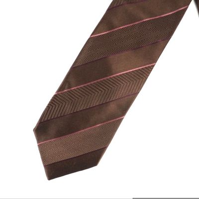 GUCCI : Cravate en soie marron, à décor de chevrons et fines…