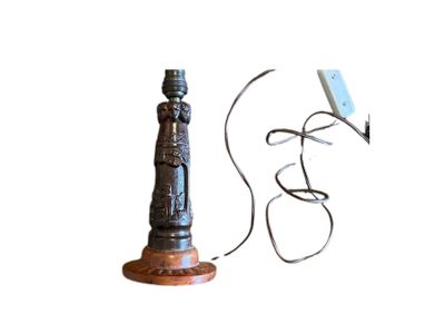 une petite statue branchée sur un chargeur