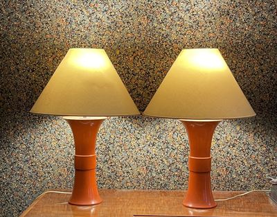 deux lampes posées sur une table dans une pièce