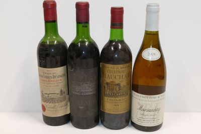 trois bouteilles de vin sont alignées sur une surface blanche