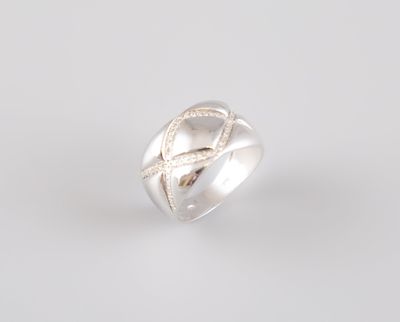 gros plan d'une bague en argent sur fond blanc