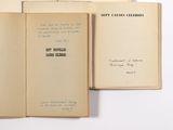 plusieurs livres ouverts, sur lesquels figurent des notes, posés sur une table