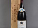 une bouteille de vin posée à côté d'une caisse en bois