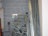 un tas de tuyaux métalliques et un tas de tuyaux dans une pièce