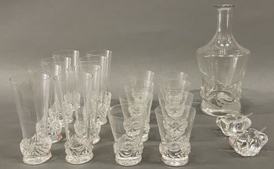 beaucoup de verres et une carafe sur la table