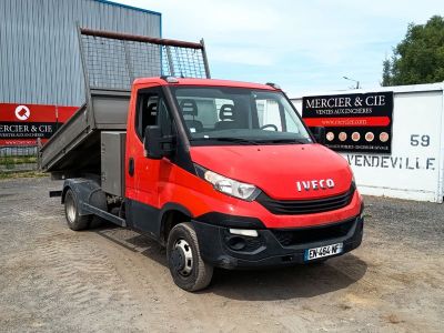 un camion rouge garé devant un bâtiment