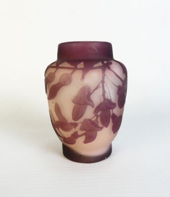 un vase violet orné d'un motif floral
