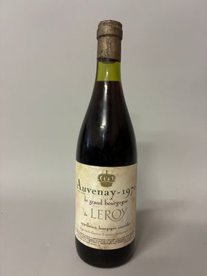 une bouteille de vin posée sur une table