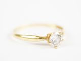 une bague en or sertie d'un diamant blanc