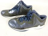 une paire de chaussures grises et bleues avec des lacets bleus sur un fond blanc