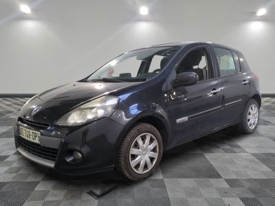 la photo d'une voiture noire garée dans un garage