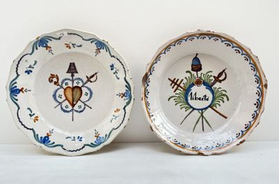 deux assiettes avec des motifs décoratifs sur une table